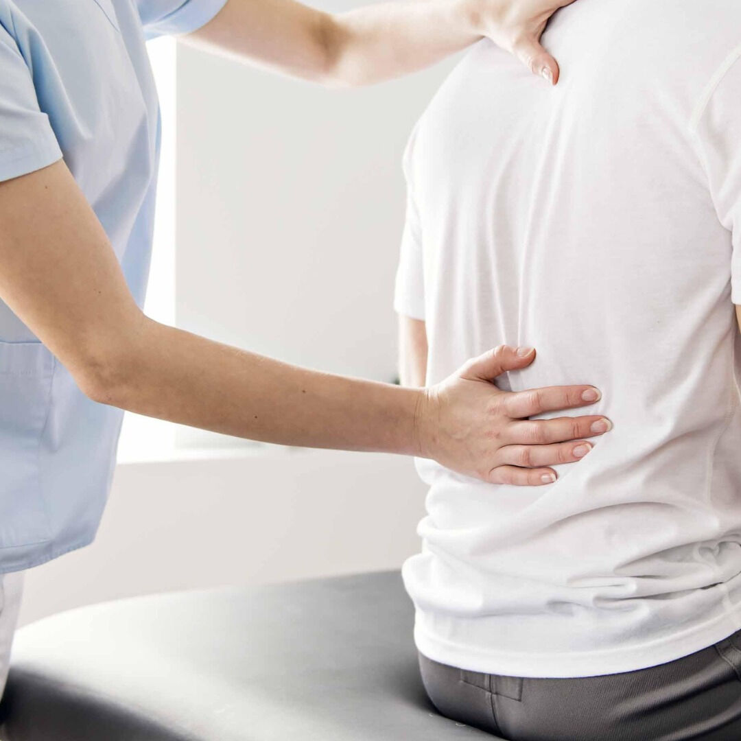 腰痛は多くの人々を悩ませる一般的な問題で、特にデスクワークの